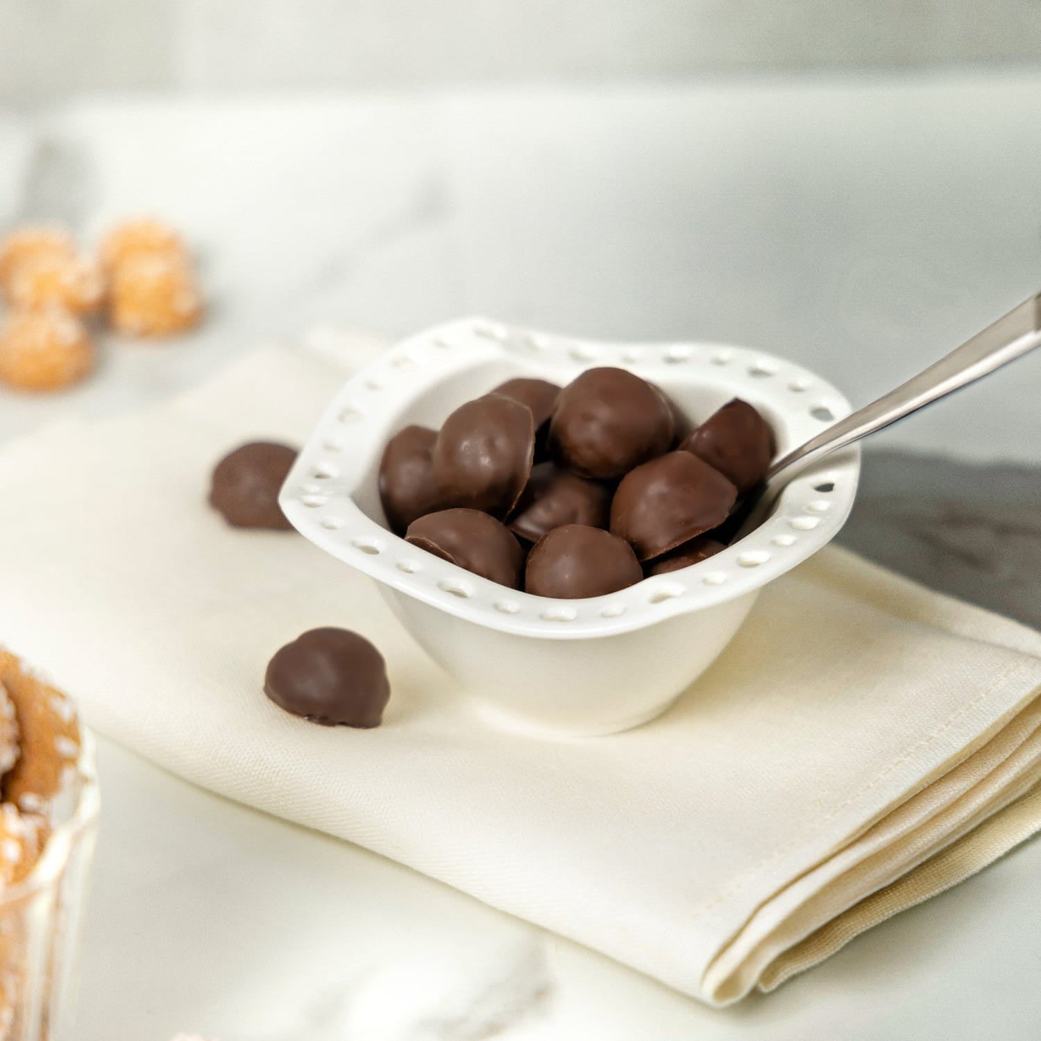 amaretti gusto cioccolato fondente artigianali